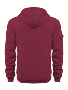 Vue arrière d'un sweat à capuche bordeaux avec une poche cargo fonctionnelle sur la manche