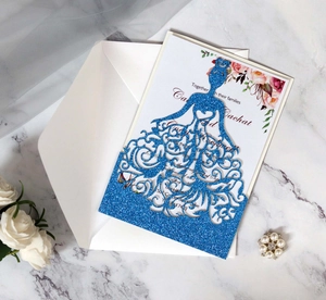 Détail de l'invitation silhouette de mariée découpée au laser avec paillettes bleues