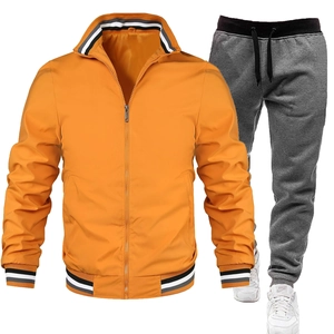 Detailansicht Herren Sportanzug mit orangefarbener Jacke und grauer Sporthose