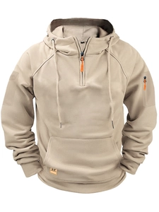 Détail du sweat à capuche tactique kaki avec demi-zip orange et poche sur la manche