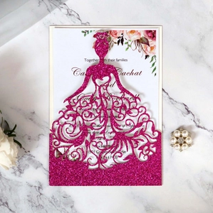 Détail d'invitation découpée au laser en forme de robe avec paillettes rose rouge