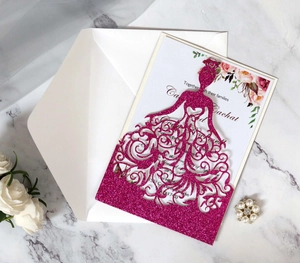 Faire-part mariage pailleté fuchsia découpé au laser avec insert blanc sur marbre