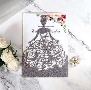 Détail du faire-part de mariage argenté découpé au laser avec robe de mariée et fleurs