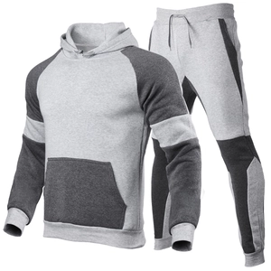 Détail d'un survêtement gris bicolore avec doublure polaire et poignets côtelés sport
