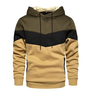 Detailaufnahme des Patchwork-Hoodies mit Paneelen in Grün, Schwarz und Khaki
