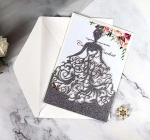Détail de l'invitation de mariage en argent pailleté découpée au laser avec fleurs