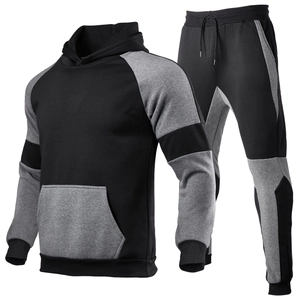 Détail du sweat à capuche en polaire gris chiné et du pantalon de jogging assorti