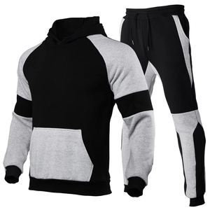 Détail du survêtement bicolore avec manches raglan et poche kangourou