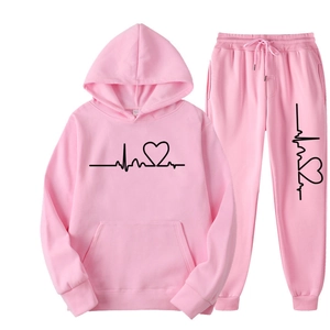 Dettaglio della tuta rosa con stampe cuore ed ECG su felpa con cappuccio e pantaloni