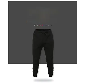 Detail einer schwarzen Jogginghose mit Kordelzug und warmem Fleece-Futter für den Winter