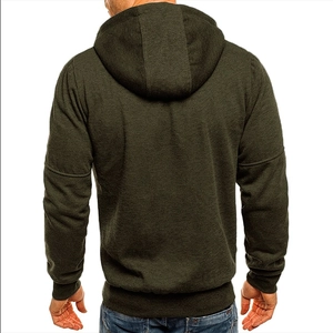 Vue détaillée du sweat à capuche vert olive avec poignets côtelés et tissu jacquard