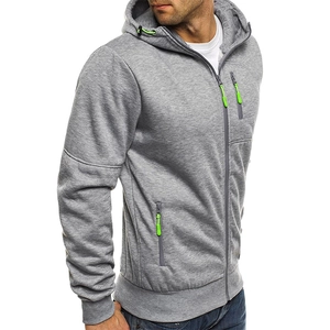 Détail du sweat à capuche gris clair avec cordons et zips vert fluo pour un look sportif