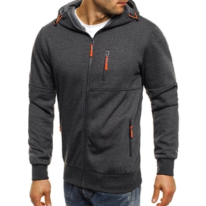Détail du sweat à capuche gris foncé avec zips orange vifs et poches avant pratiques