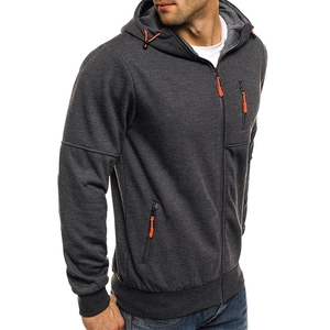 Détail du sweat à capuche gris foncé avec cordons orange et poignets élastiques