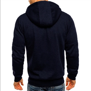 Vue macro de la texture du tricot bleu foncé et des détails de la capuche de ce sweat homme