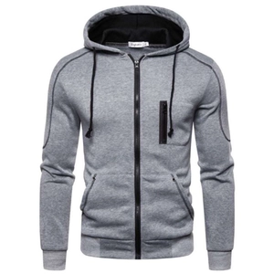 Detail eines grauen Herren-Kapuzenpullovers mit Reißverschluss, Kordeln und Brusttasche