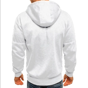 Vue détaillée du sweat à capuche blanc avec poignets côtelés et design minimaliste