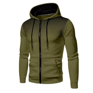 Détail du sweat à capuche olive avec imprimé dégradé à pois noirs sur l'épaule et le torse