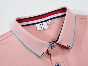 Détail d'un polo rose pour homme avec bande tricolore et texture de maille piquée