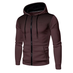 Détail du sweat à capuche rouge foncé avec motif dégradé noir et cordon réglable