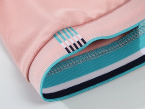 Gros plan détaillé du tissu en maille rose avec bande élastique rayée et coutures