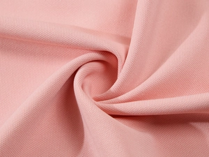Gros plan du tissu en soie glacée rose montrant la texture en nid d'abeille respirante