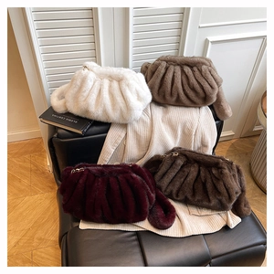 Sacs seau en fausse fourrure en quatre couleurs avec chaînes dorées et plis élégants
