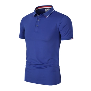 Détail du polo en soie glacée bleu marine avec rayures tricolores au col et manches
