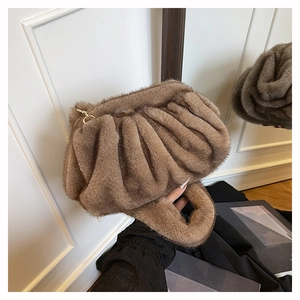 Détails des plis en peluche marron doux et texture de ce sac seau en fourrure