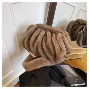 Gros plan d'un sac cabas en peluche marron avec texture plissée et large poignée
