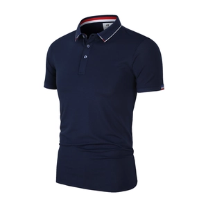 Détail du polo bleu marine avec col et poignets rayés rouge blanc bleu en soie glacée