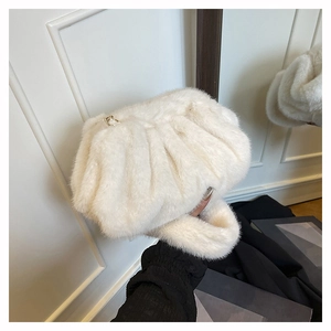 Vue détaillée d'un sac seau blanc en peluche avec fourrure plissée et boucle en métal doré