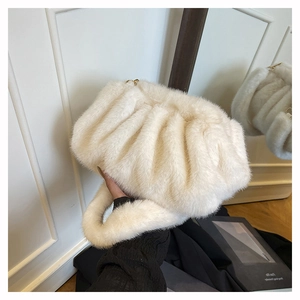Détail d'un sac à main en fausse fourrure blanche douce avec texture plissée chic