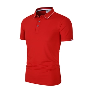 Détail d'un polo en soie glacée rouge avec col rayé et patte à trois boutons