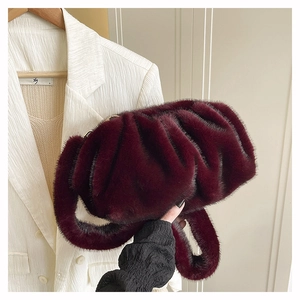 Détail de la texture en fausse fourrure bordeaux sur un sac à main seau plissé