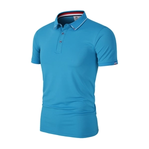 Polo bleu brillant coupe ajustée en soie glacée avec col rayé et manches courtes