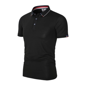 Polo homme en soie glacée noir coupe ajustée avec élégantes rayures tricolores aux manches