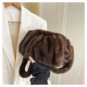 Détail d'un sac nuage en fausse fourrure marron foncé avec texture plissée et moelleuse