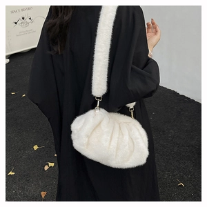 Détail du sac bandoulière en fausse fourrure blanche avec texture plissée et boucle dorée