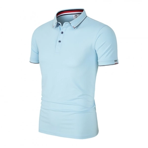 Polo homme en soie glacée bleu clair coupe ajustée avec col à rayures tricolores