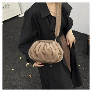 Sac nuage plissé en fausse fourrure marron avec bandoulière douce pour le style d'automne