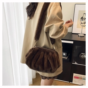 Détail du sac seau en peluche marron foncé avec fourrure plissée et boucle en métal doré