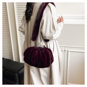 Détail du sac seau bordeaux en peluche avec fourrure plissée et anneau métallique