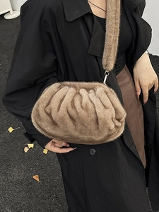 Sac à bandoulière en peluche kaki en fausse fourrure avec design plissé pour l'hiver