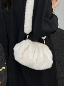 Sac seau blanc en fausse fourrure pelucheuse avec design plissé et large bandoulière