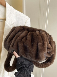 Sac seau en fausse fourrure marron foncé avec design plissé et bandoulière en peluche