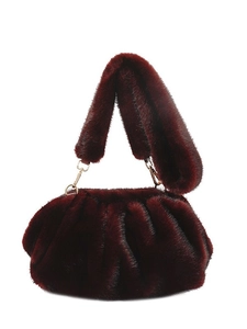 Sac seau en fausse fourrure bordeaux avec design plissé et bandoulière en peluche