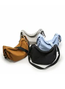 Vista dettagliata di grandi borse in nylon nei colori nero, giallo, blu e grigio