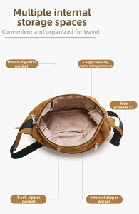 Dettaglio interno della borsa a tracolla in nylon marrone con scomparti e fodera