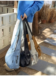 Dettaglio delle borse tote in nylon in vari colori con decorazione a coulisse laterale